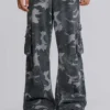 Pantalón cargo negro lavado con estampado de camuflaje «Trooper»
