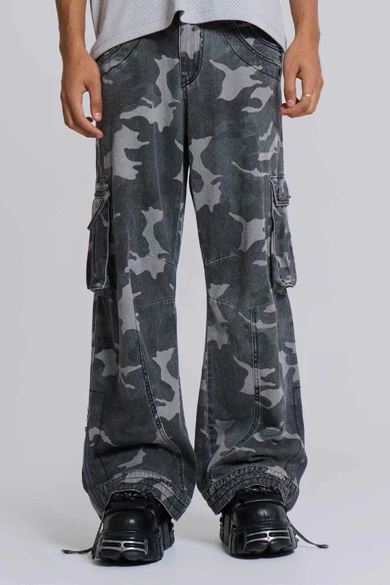 Pantalón cargo negro lavado con estampado de camuflaje «Trooper»
