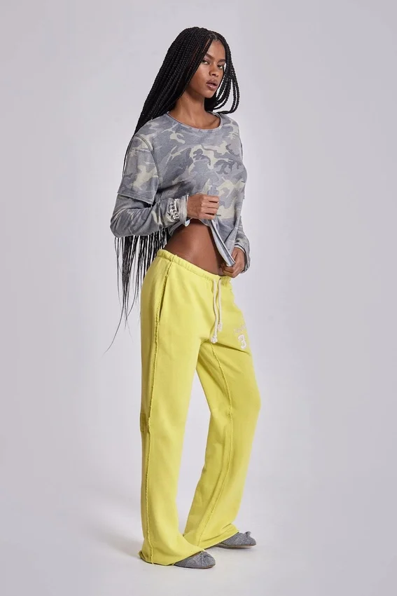 Pantalón jogger holgado de corte acampanado Cleo en color neón