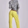 Pantalón jogger holgado de corte acampanado Cleo en color neón
