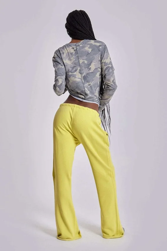Pantalón jogger holgado de corte acampanado Cleo en color neón