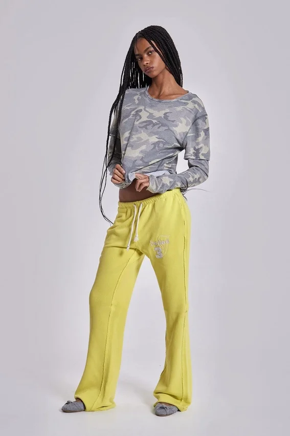 Pantalón jogger holgado de corte acampanado Cleo en color neón