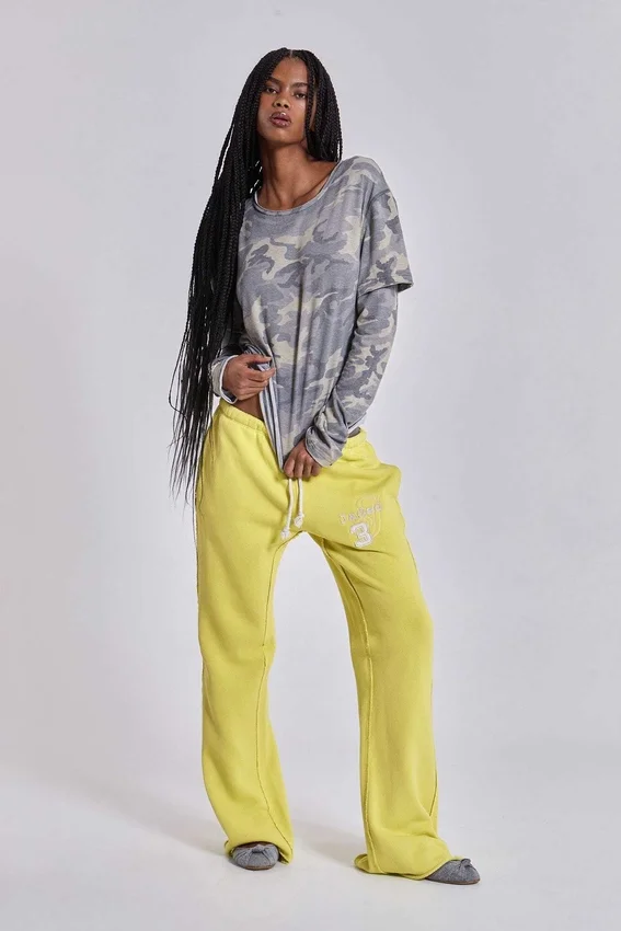 Pantalón jogger holgado de corte acampanado Cleo en color neón