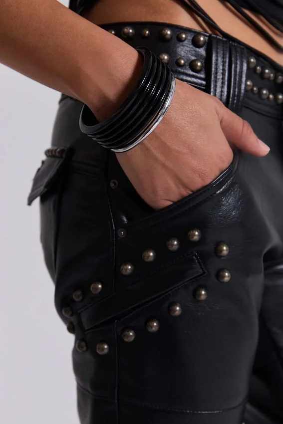 Pantalones bootcut «Drift» con tachuelas en negro carbón