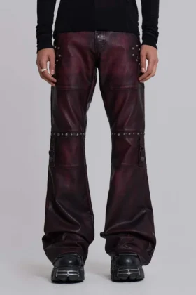 Pantalones bootcut «Drift» de imitación de piel con tachuelas en color burdeos