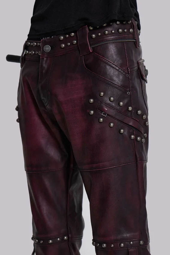 Pantalones bootcut «Drift» de imitación de piel con tachuelas en color burdeos