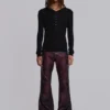 Pantalones bootcut «Drift» de imitación de piel con tachuelas en color burdeos