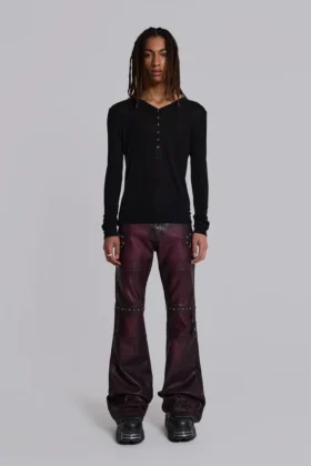 Pantalones bootcut «Drift» de imitación de piel con tachuelas en color burdeos
