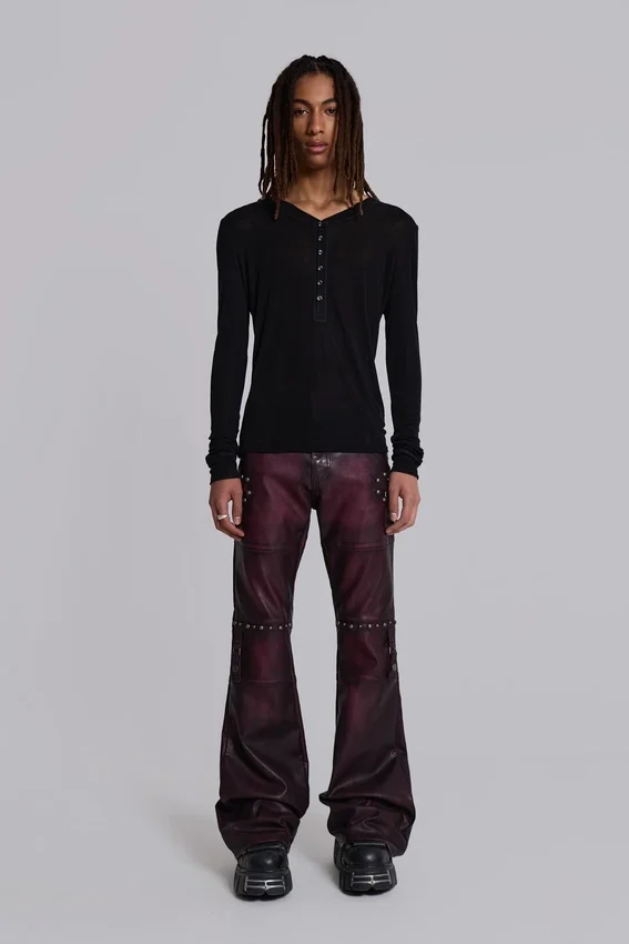 Pantalones bootcut «Drift» de imitación de piel con tachuelas en color burdeos