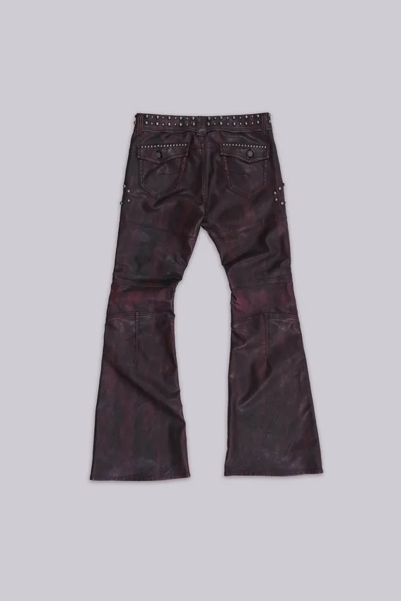 Pantalones bootcut «Drift» de imitación de piel con tachuelas en color burdeos