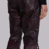 Pantalones bootcut «Drift» de imitación de piel con tachuelas en color burdeos