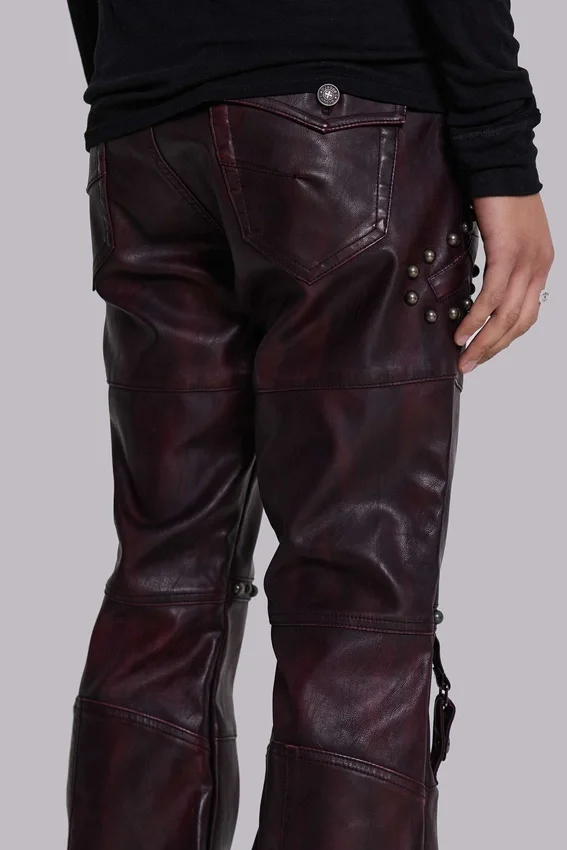 Pantalones bootcut «Drift» de imitación de piel con tachuelas en color burdeos