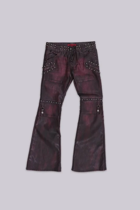 Pantalones bootcut «Drift» de imitación de piel con tachuelas en color burdeos
