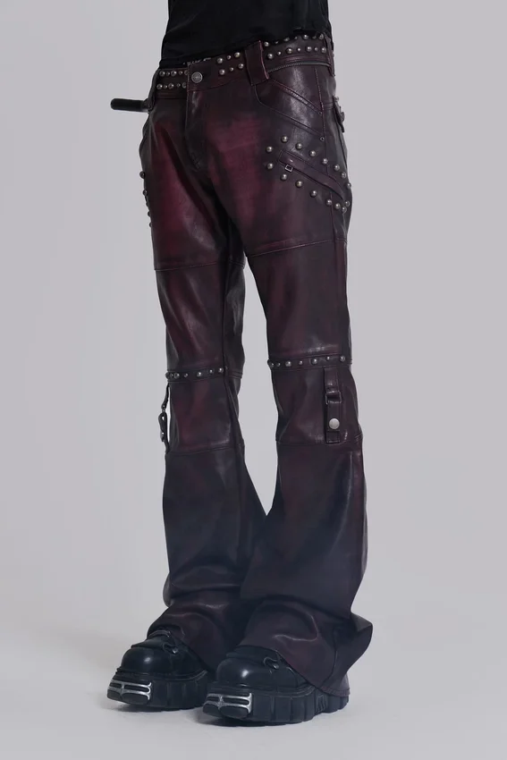 Pantalones bootcut «Drift» de imitación de piel con tachuelas en color burdeos