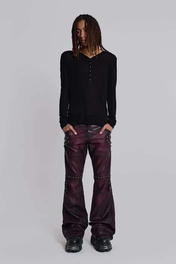Pantalones bootcut «Drift» de imitación de piel con tachuelas en color burdeos