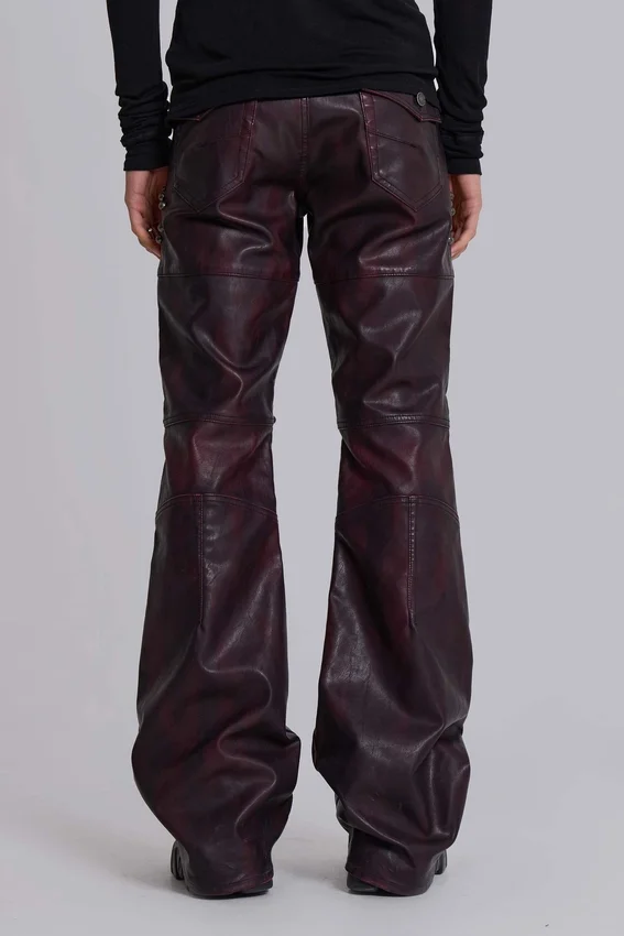 Pantalones bootcut «Drift» de imitación de piel con tachuelas en color burdeos