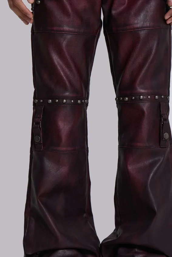 Pantalones bootcut «Drift» de imitación de piel con tachuelas en color burdeos