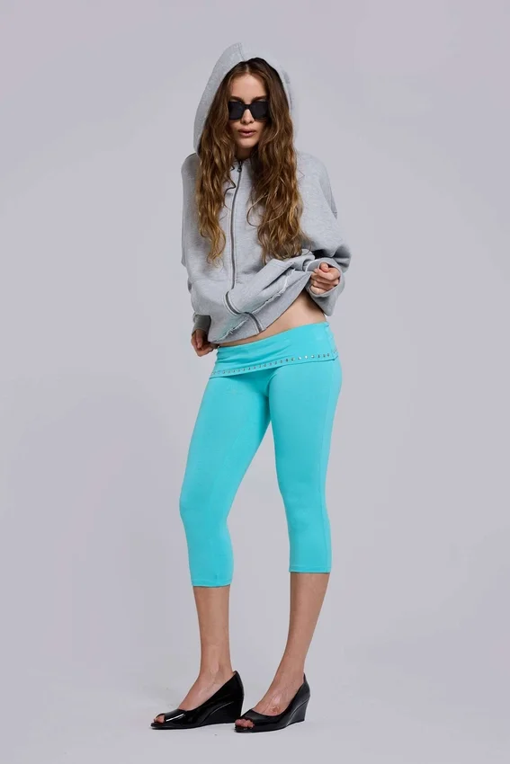 Pantalones capri «Quinn» de jersey con tachuelas en turquesa