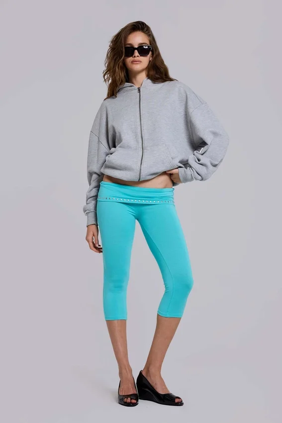 Pantalones capri «Quinn» de jersey con tachuelas en turquesa