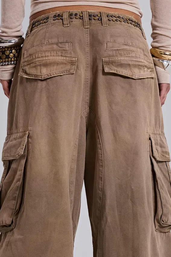 Pantalones cargo de carpintero con tachuelas