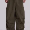 Pantalones cargo de paracaídas en color caqui
