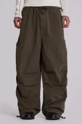 Pantalones cargo de paracaídas en color caqui
