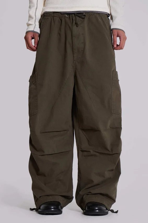 Pantalones cargo de paracaídas en color caqui