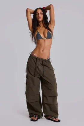 Pantalones cargo de paracaídas en color caqui