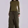 Pantalones cargo de paracaídas en color caqui