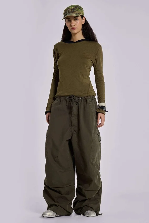 Pantalones cargo de paracaídas en color caqui