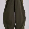 Pantalones cargo de paracaídas en color caqui