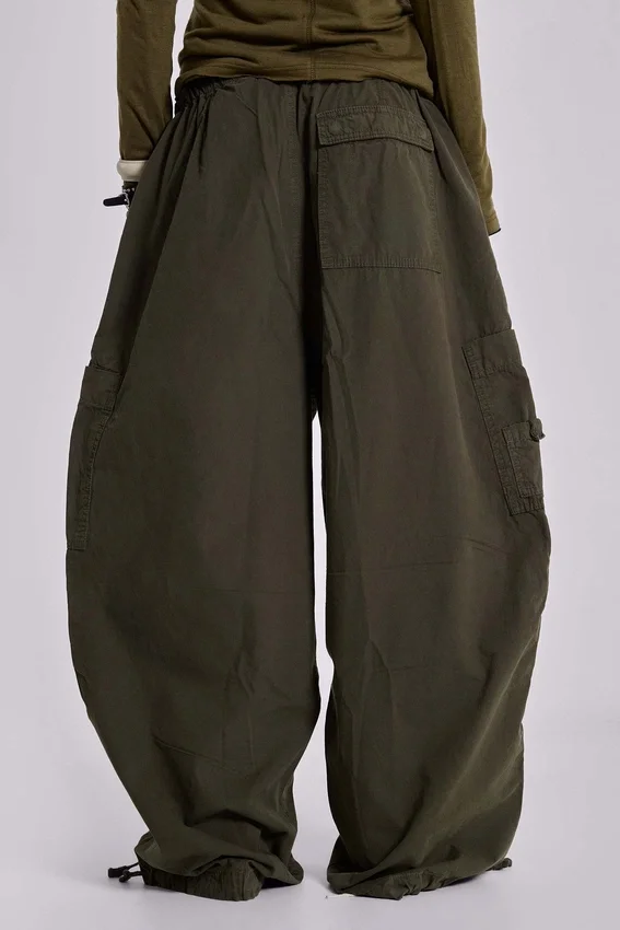 Pantalones cargo de paracaídas en color caqui