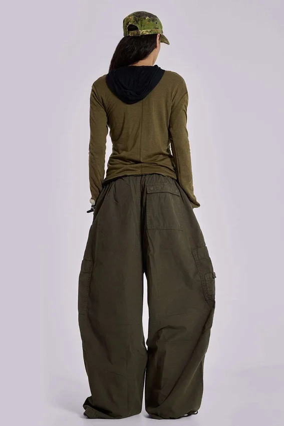 Pantalones cargo de paracaídas en color caqui