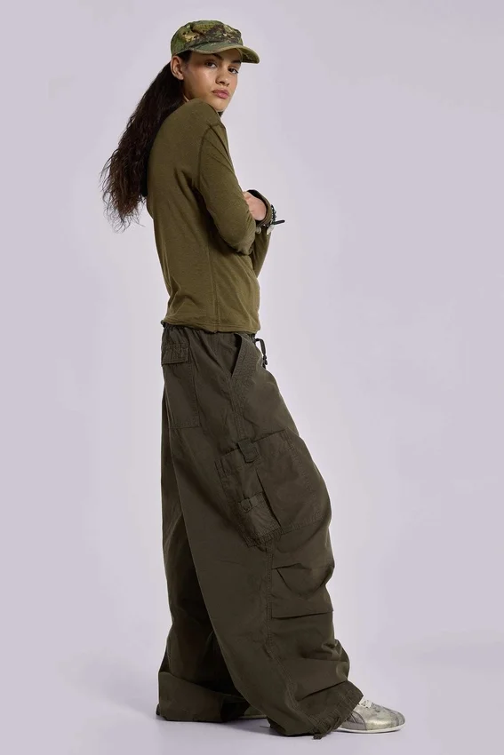 Pantalones cargo de paracaídas en color caqui