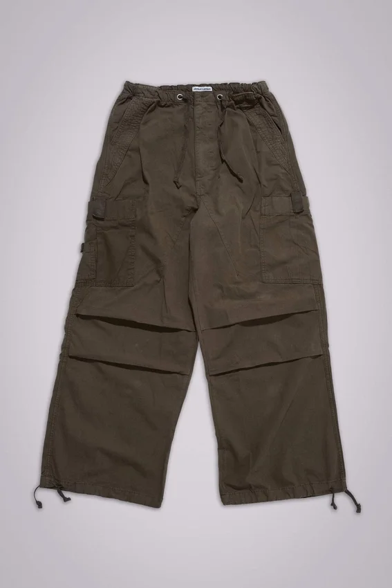 Pantalones cargo de paracaídas en color caqui