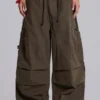 Pantalones cargo de paracaídas en color caqui