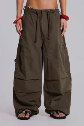 Pantalones cargo de paracaídas en color caqui