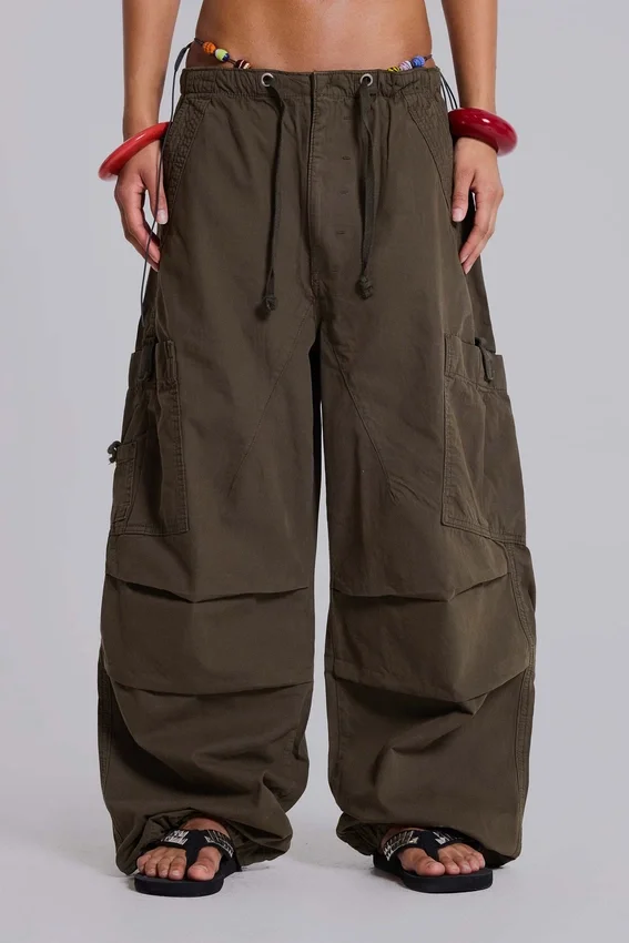 Pantalones cargo de paracaídas en color caqui