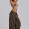 Pantalones cargo de paracaídas en color caqui