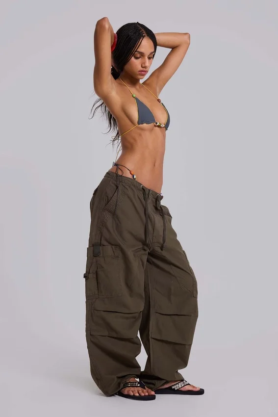 Pantalones cargo de paracaídas en color caqui