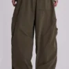 Pantalones cargo de paracaídas en color caqui