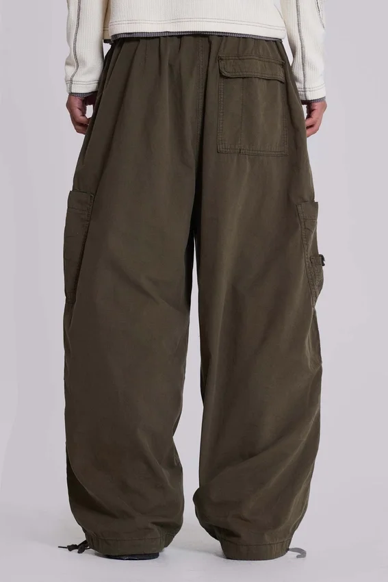 Pantalones cargo de paracaídas en color caqui