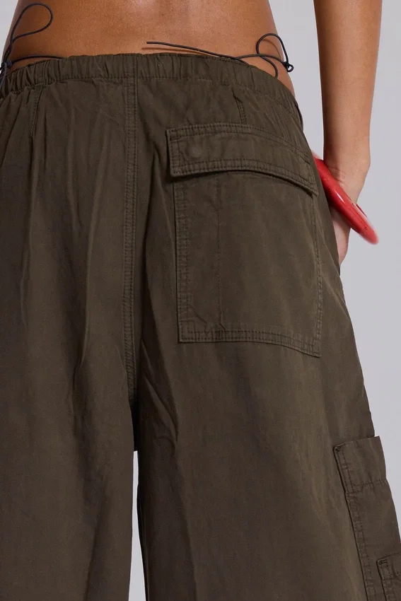 Pantalones cargo de paracaídas en color caqui