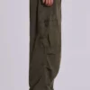 Pantalones cargo de paracaídas en color caqui