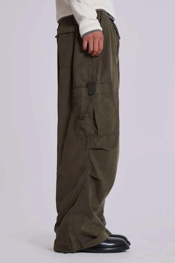 Pantalones cargo de paracaídas en color caqui