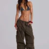 Pantalones cargo de paracaídas en color caqui