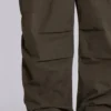 Pantalones cargo de paracaídas en color caqui