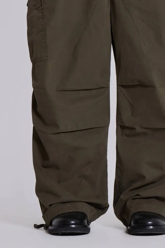 Pantalones cargo de paracaídas en color caqui