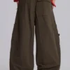 Pantalones cargo de paracaídas en color caqui