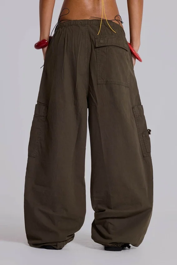 Pantalones cargo de paracaídas en color caqui